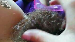 Amateur nòvia amb un pelut cony es masturba davant d&#039;un mirall