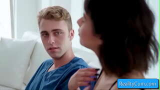 Látod ezt a cuki tini barna szívó hatalmas farka van, hogy hozzak neki pina ujjú mély