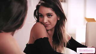 Грудастая доминирующая босс хочет увидеть сиськи своих темнокожих сотрудниц, если она хочет сохранить свою работу. Она ставит ее на колени, чтобы лизать ее киску.