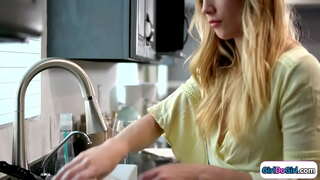 Блондинка с большими сиськами приходит домой пораньше к своей подружке с маленькой грудью, и они отмечают это лесбийским сексом. Они целуются, и грудастая красотка получает анальный кунилингус и лицезияние Блондинка с большими сиськами приходит домой пораньше к своей подружке с маленькой грудью, и они отмечают это лесбийским сексом. Они целуются, и грудастая красотка получает анальный кунилингус и лицезияние