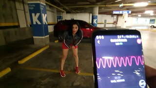 Napalona dziewczyna palec jej cipki na parkingu centrum handlowego Napalona dziewczyna palec jej cipki na parkingu centrum handlowego