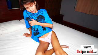 نحيفة سمراء الهواة bargirl على ركوب الأوروبي الديك