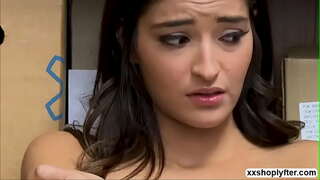 Kanos Tiszt végre kap egy esélyt, hogy fuck Emily Willis a kutyus