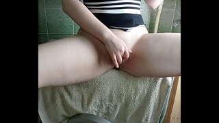 Chica con un culo grande se pone un orgasmo en la lavadora y un Vibrador