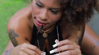 Upskirt gostosa sentou ħafna fuq l-kid.