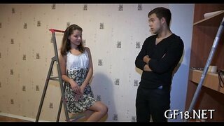 Момак седи и гледа