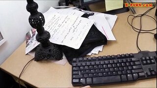 Dude naghimo sa usa ka deal uban sa init nga negosyo nga babaye alang kaniya sa salapi