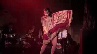 Дэні Дызель , ён жа Даніэль Колбі , выступае з Bustout Burlesque ў Новым Арлеане .