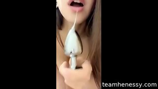 Sexy babe metas kristalo butt plug en sian azenon kaj ludas kun la ludilo, en la sama tempo Sexy babe metas kristalo butt plug en sian azenon kaj ludas kun la ludilo, en la sama tempo