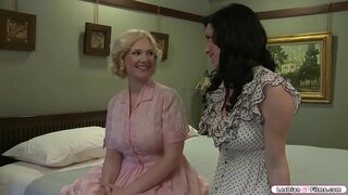 Busty amateur toronga ia brunette hoa, me te tīmata ratou korero e pā ana ki te rahi o to ratou poropititanga ano.I muri i taua,te tiki e ratou horny, me te tīmata ratou te kihi ia atu.I muri ko tōna hoa ngotea ona tits me te e horomiti nei tona teen topanga.I roto i te hoki ia e te taua ki a ia hoa.