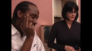 Tattoed MILF csaj, a szemüveg kitölti a puncija kemény ébenfa dick Tattoed MILF csaj, a szemüveg kitölti a puncija kemény ébenfa dick