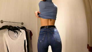 Wow! Թեժ աղջիկ փոքր сиськами հագած վերնաշապիկը եւ վերնաշապիկների հասարակական հանդերձարանում 4K 60 fps