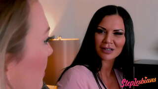 Խորթ մայրը ցույց է տալիս, Դստեր, ինչպես ճիշտ զբաղվել лесбийским սեքսով