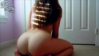 Dick sess fuq il-tapit fid-dar