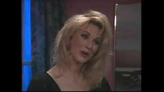 ���द्भुत सोनेरी महिला कोंबडा निराशेचा उदगार आणि मिळते तिच्या गुलाबी cunt flaunting वर काळा पलंग