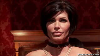 Impressionant grans pits rossa MILF Cherie Deville xucla gran polla després folla ell mentre morena MILF Shay Fox compartir-lo i la succió en la Planta Superior del partit